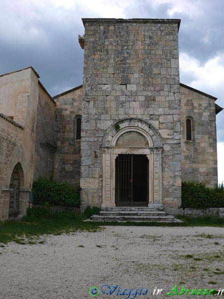 05_P1040222+.jpg - 05_P1040222+.jpg - L'antica chiesa di S. Pietro d'Albe (XII sec.), nell'antichissima frazione di Alba Fucens.